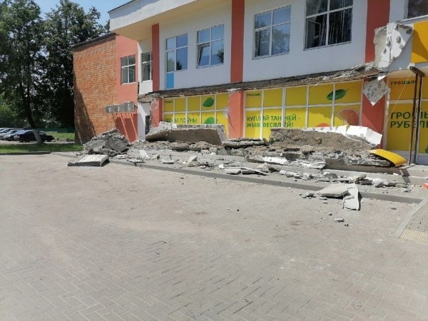 В Пинске в Жилгородке, возле магазина Грошик, упал балкон
             
                В Пинске в Жилгородке, возле магазина Грошик, упал балкон