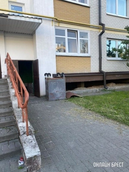 Читатель: Брест, бульвар Космонавтов, 40. Под окном дома круглые сутки стоит мусорный контейнер. Он ведь должен стоять в шахте мусоропровода?
             
                Читатель: Брест, бульвар Космонавтов, 40. Под окном дома круглые сутки стоит мусорный контейнер. Он ведь должен стоять в шахте мусоропровода?