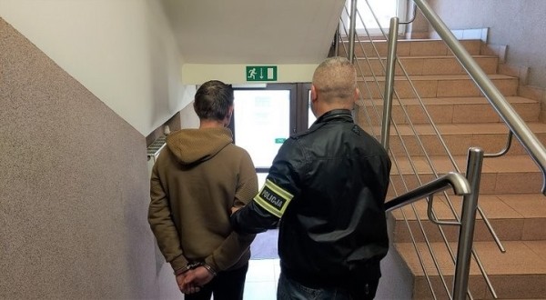 В Польше белорус выносил из магазина товары в сумке из фольги В Польше белорус выносил из магазина товары в сумке из фольги