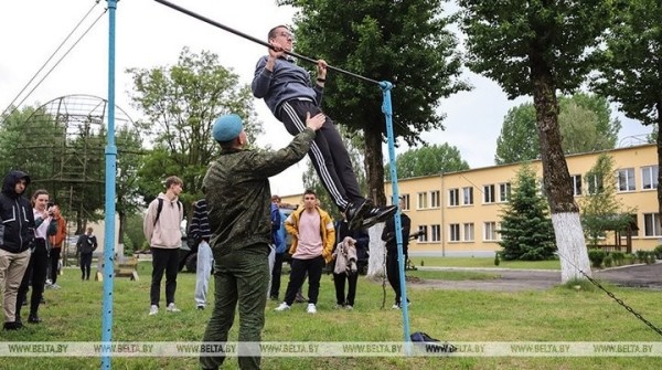 Детский спортивно-патриотический лагерь открылся на территории десантно-штурмовой бригады в Бресте Детский спортивно-патриотический лагерь открылся на территории десантно-штурмовой бригады в Бресте