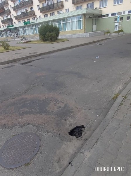 Читатель: Будьте аккуратны! В Бресте на наб. Франциска Скорины проваливает асфальт
             
                Читатель: Будьте аккуратны! В Бресте на наб. Франциска Скорины проваливает асфальт
