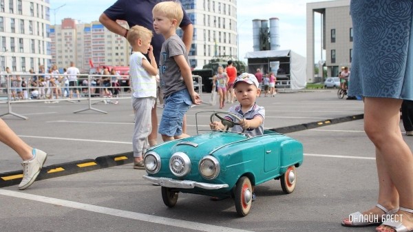 Читатель: Интересные автомобили показали на Махновича в Бресте
             
                Читатель: Интересные автомобили показали на Махновича в Бресте