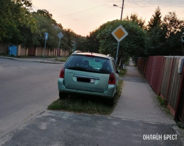 Читатель: Нашёл себе место :) Но надо помнить, что так нельзя! Брест, ул.Республиканская
             
                Читатель: Нашёл себе место :) Но надо помнить, что так нельзя! Брест, ул.Республиканская