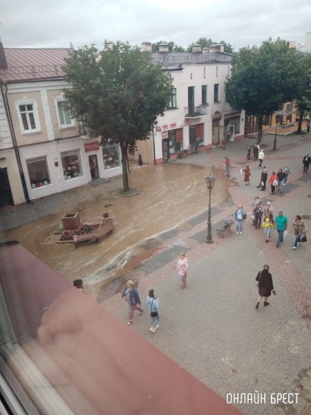 Читатель: Сегодня по Советской в Бресте «бежала» вода
             
                Читатель: Сегодня по Советской в Бресте «бежала» вода