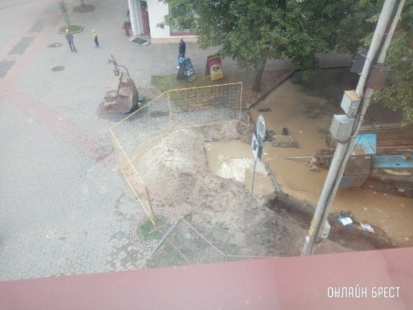 Читатель: Сегодня по Советской в Бресте «бежала» вода
             
                Читатель: Сегодня по Советской в Бресте «бежала» вода