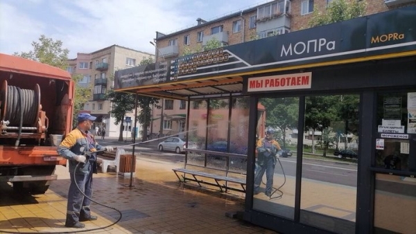 В Бресте моют остановки общественного транспорта В Бресте моют остановки общественного транспорта