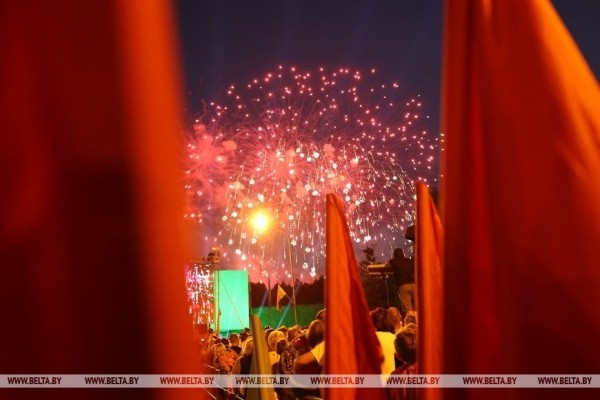 Праздничный салют в Брестской крепости