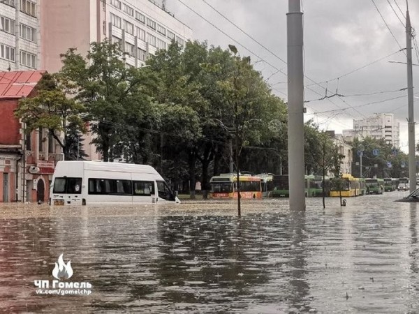 Сильный дождь затопил Гомель. Людей из воды доставали спасатели на лодках Сильный дождь затопил Гомель. Людей из воды доставали спасатели на лодках