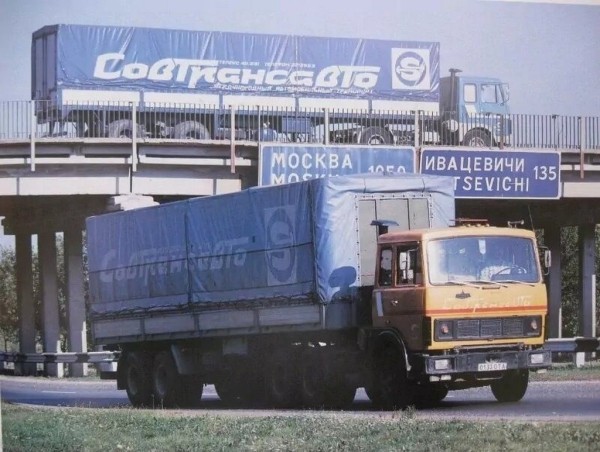 Большегрузы «Совтрансавто» на улице Московская (внизу) и Гродненская (путепровод, вверху) в Бресте, 1987 - 1989 гг.
             
                Большегрузы «Совтрансавто» на улице Московская (внизу) и Гродненская (путепровод, вверху) в Бресте, 1987 - 1989 гг.