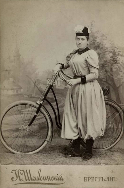 Барышня из Бреста в костюме для велосипедной езды, 1890-е гг.
             
                Барышня из Бреста в костюме для велосипедной езды, 1890-е гг.