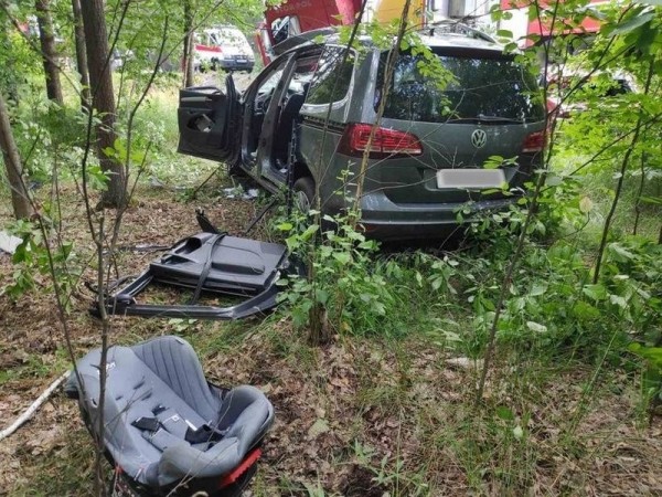 В Беларуси женщина с детьми на Volkswagen выехала под фуру. Погибла она сама и ее дочь В Беларуси женщина с детьми на Volkswagen выехала под фуру. Погибла она сама и ее дочь