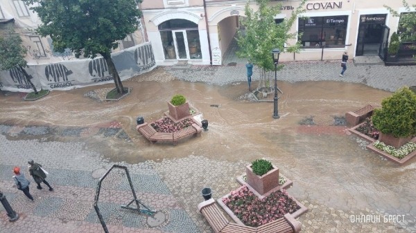 Читатель: Сегодня по Советской в Бресте «бежала» вода
             
                Читатель: Сегодня по Советской в Бресте «бежала» вода