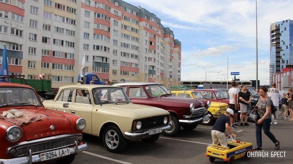 Читатель: Интересные автомобили показали на Махновича в Бресте
             
                Читатель: Интересные автомобили показали на Махновича в Бресте