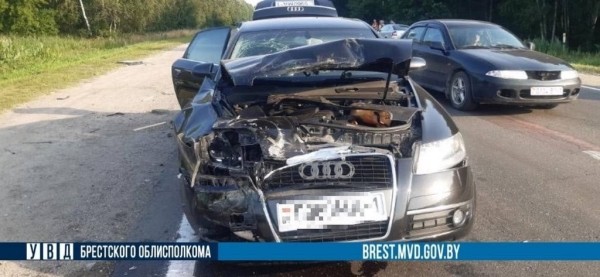 От автомобиля отсоединился прицеп. Серьёзное ДТП произошло в Бресте От автомобиля отсоединился прицеп. Серьёзное ДТП произошло в Бресте
