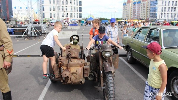 Читатель: Интересные автомобили показали на Махновича в Бресте
             
                Читатель: Интересные автомобили показали на Махновича в Бресте
