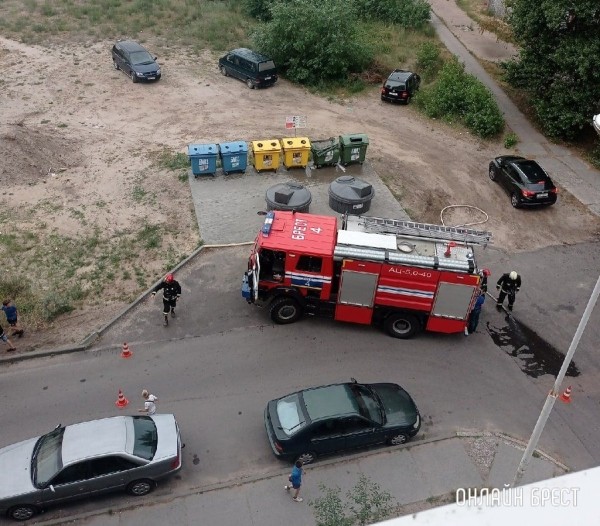 Читатель: В Бресте на Рябиновой кто-то умудрился поджечь бак с бумагой
             
                Читатель: В Бресте на Рябиновой кто-то умудрился поджечь бак с бумагой