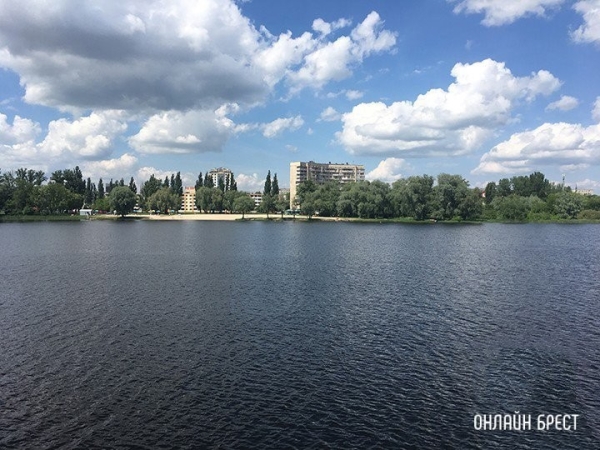В Бресте сняли ограничения на купание детей на водоемах В Бресте сняли ограничения на купание детей на водоемах
