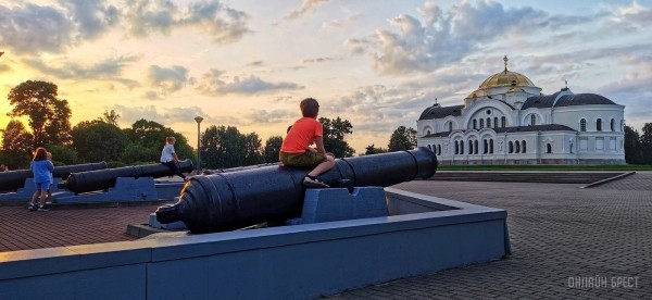 Читатель: Вечерняя Брестская крепость и Западный Буг
             
                Читатель: Вечерняя Брестская крепость и Западный Буг