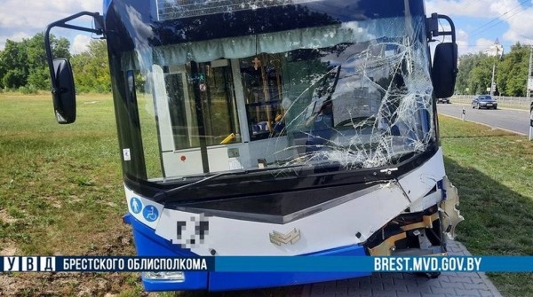 Троллейбус с 20 пассажирами попал в аварию в Бресте Троллейбус с 20 пассажирами попал в аварию в Бресте