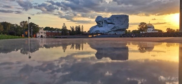 Читатель: Вечерняя Брестская крепость и Западный Буг
             
                Читатель: Вечерняя Брестская крепость и Западный Буг