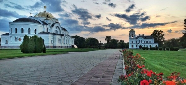 Читатель: Вечерняя Брестская крепость и Западный Буг
             
                Читатель: Вечерняя Брестская крепость и Западный Буг