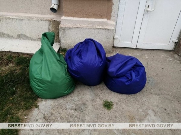 В Брестской области подростки у предпринимателя украли кресла-мешки В Брестской области подростки у предпринимателя украли кресла-мешки