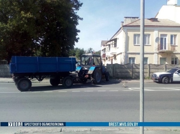 В Бресте мотоциклист врезался в трактор В Бресте мотоциклист врезался в трактор