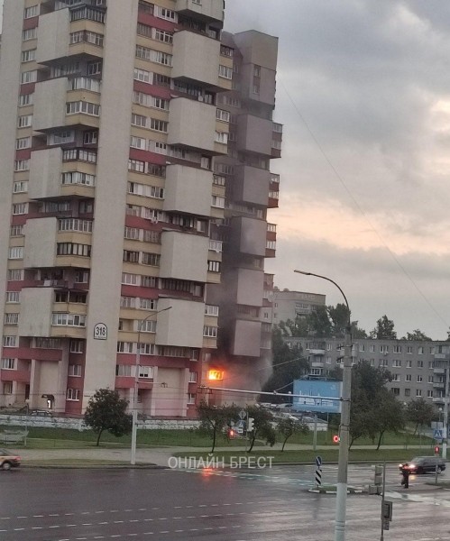Появилось фото от читателя, как сегодня горела квартира на Московской в Бресте
             
                Появилось фото от читателя, как сегодня горела квартира на Московской в Бресте