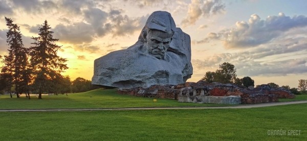 Читатель: Вечерняя Брестская крепость и Западный Буг
             
                Читатель: Вечерняя Брестская крепость и Западный Буг