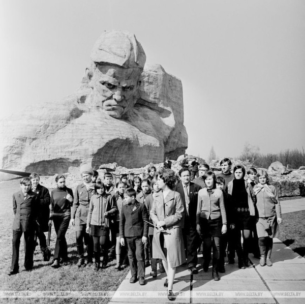 Группа школьников из Новогрудка в Брестской крепости, март 1973 года
             
                Группа школьников из Новогрудка в Брестской крепости, март 1973 года