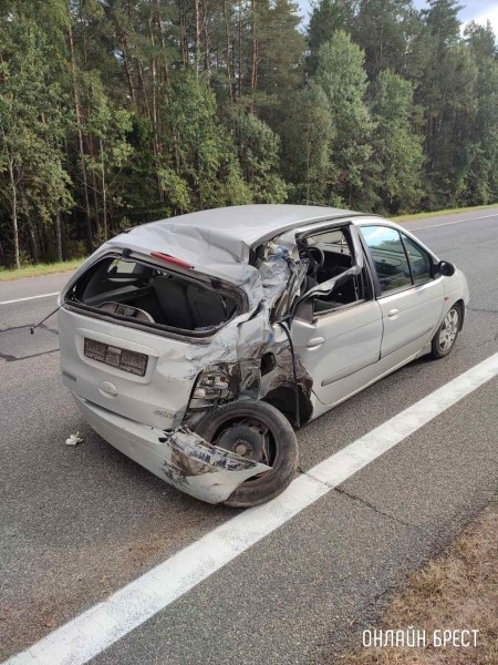 Очевидец: В Брестской области на М1 произошло серьёзное ДТП
             
                Очевидец: В Брестской области на М1 произошло серьёзное ДТП