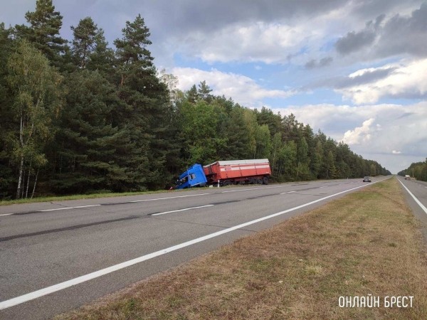 Очевидец: В Брестской области на М1 произошло серьёзное ДТП
             
                Очевидец: В Брестской области на М1 произошло серьёзное ДТП