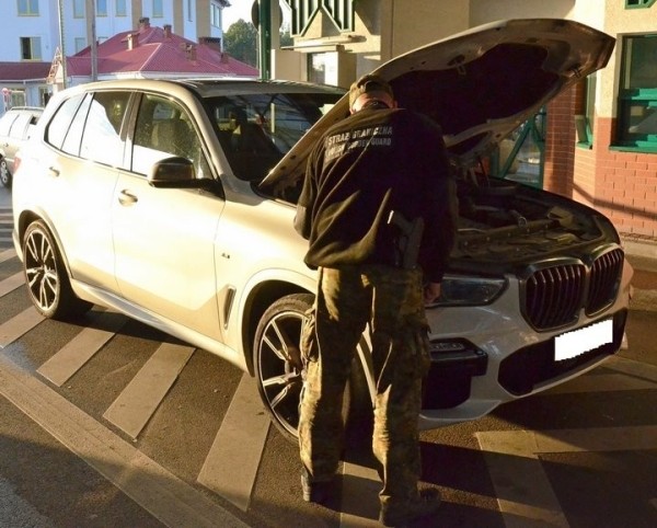 Белорус хотел выехать из Польши на подозрительном BMW X5 и предъявил поддельные документы Белорус хотел выехать из Польши на подозрительном BMW X5 и предъявил поддельные документы