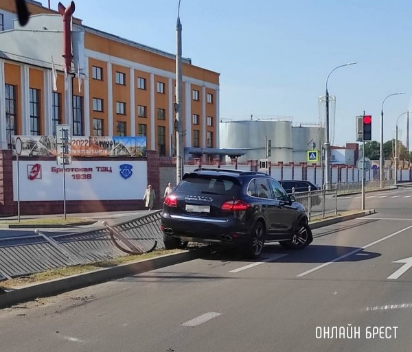 Повреждено 11 пролетов заборного ограждения. Подробности ДТП в Бресте с участием Porsche Повреждено 11 пролетов заборного ограждения. Подробности ДТП в Бресте с участием Porsche