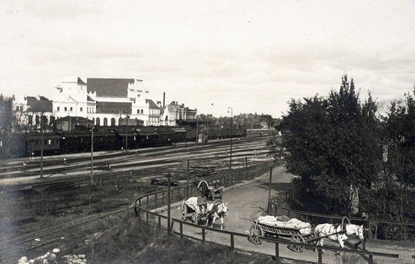 Как было раньше. Вид с моста на железнодорожный вокзал в Бресте
             
                Как было раньше. Вид с моста на железнодорожный вокзал в Бресте
