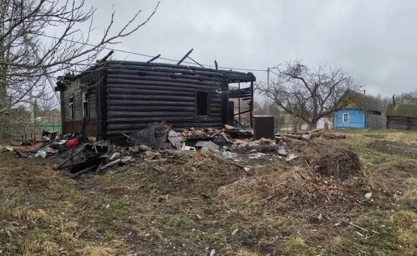 В Беларуси мужчина закрыл двух своих братьев в доме и поджег его В Беларуси мужчина закрыл двух своих братьев в доме и поджег его