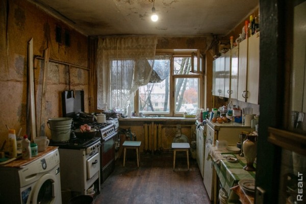 «Соседи и общая кухня − тут не самое страшное». Шокирующий репортаж из одной белорусской коммуналки «Соседи и общая кухня − тут не самое страшное». Шокирующий репортаж из одной белорусской коммуналки