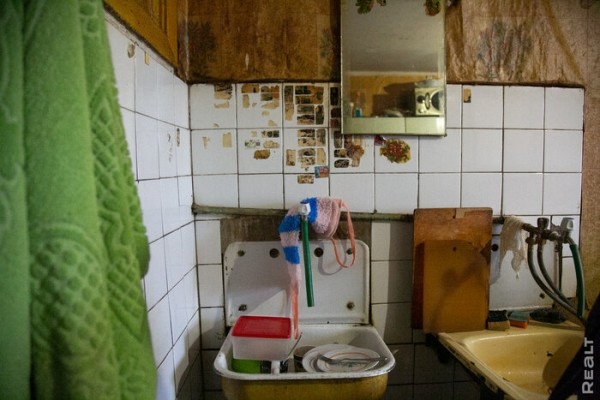 «Соседи и общая кухня − тут не самое страшное». Шокирующий репортаж из одной белорусской коммуналки «Соседи и общая кухня − тут не самое страшное». Шокирующий репортаж из одной белорусской коммуналки