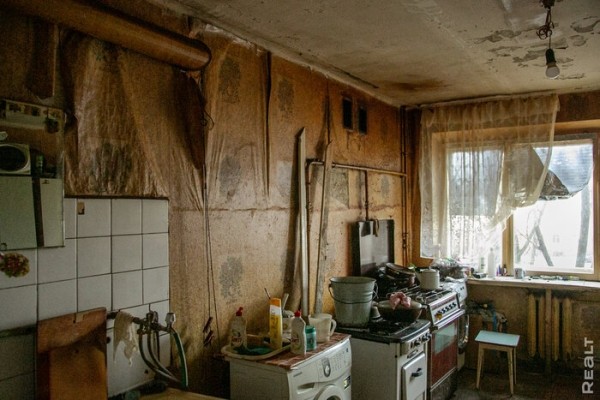 «Соседи и общая кухня − тут не самое страшное». Шокирующий репортаж из одной белорусской коммуналки «Соседи и общая кухня − тут не самое страшное». Шокирующий репортаж из одной белорусской коммуналки