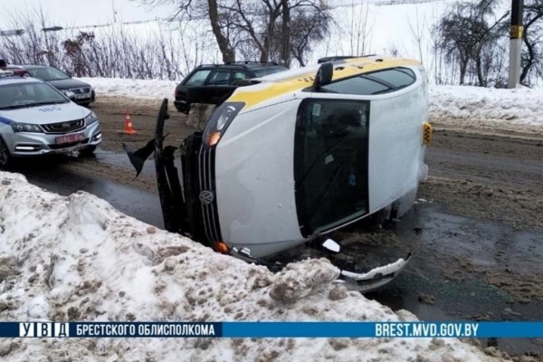 В Пинске автомобиль такси лег на бок В Пинске автомобиль такси лег на бок