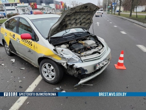 В Бресте утром произошло ДТП в участием такси. Кто виноват? В Бресте утром произошло ДТП в участием такси. Кто виноват?
