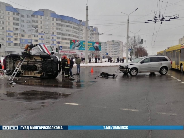 В Минске после столкновения с Volvo опрокинулся автомобиль скорой помощи. Видео В Минске после столкновения с Volvo опрокинулся автомобиль скорой помощи. Видео