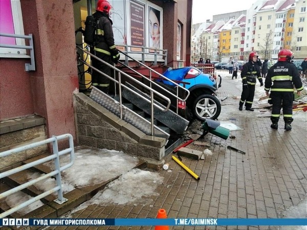 Как это вышло? Водитель застрял в подвале минской кофейни Как это вышло? Водитель застрял в подвале минской кофейни