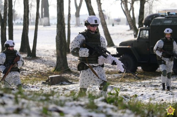 Брестские десантники в зимнем камуфляже отработали действия при подъеме по тревоге