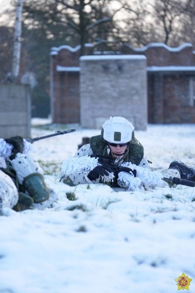 Брестские десантники в зимнем камуфляже отработали действия при подъеме по тревоге