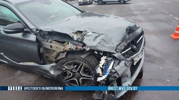 BMW и Mercedes. Подробности ДТП на Я.Купалы в Бресте BMW и Mercedes. Подробности ДТП на Я.Купалы в Бресте