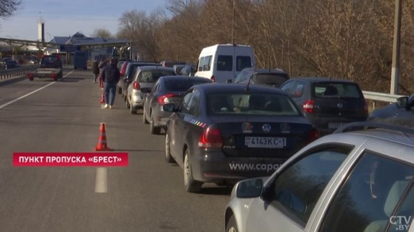 «Мы простые люди. Стоим и стоим» В Бресте возросла очередь на выезд в Польшу «Мы простые люди. Стоим и стоим» В Бресте возросла очередь на выезд в Польшу