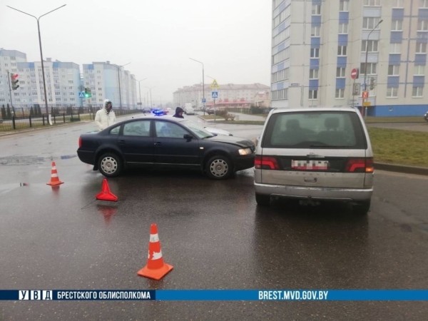 Volkswagen и Peugeot столкнулись в Бресте. Вот как это произошло Volkswagen и Peugeot столкнулись в Бресте. Вот как это произошло