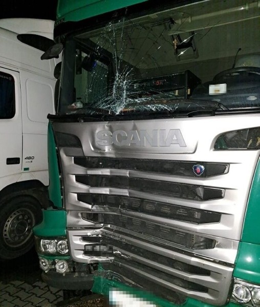 В Польше белорус на фуре въехал в здание на заправке В Польше белорус на фуре въехал в здание на заправке