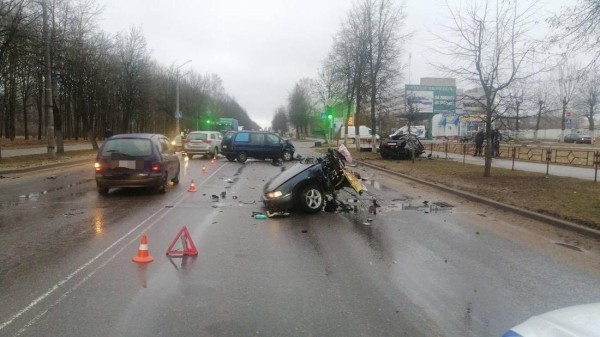 Жуткая авария в Молодечно: машину разорвало на две части Жуткая авария в Молодечно: машину разорвало на две части